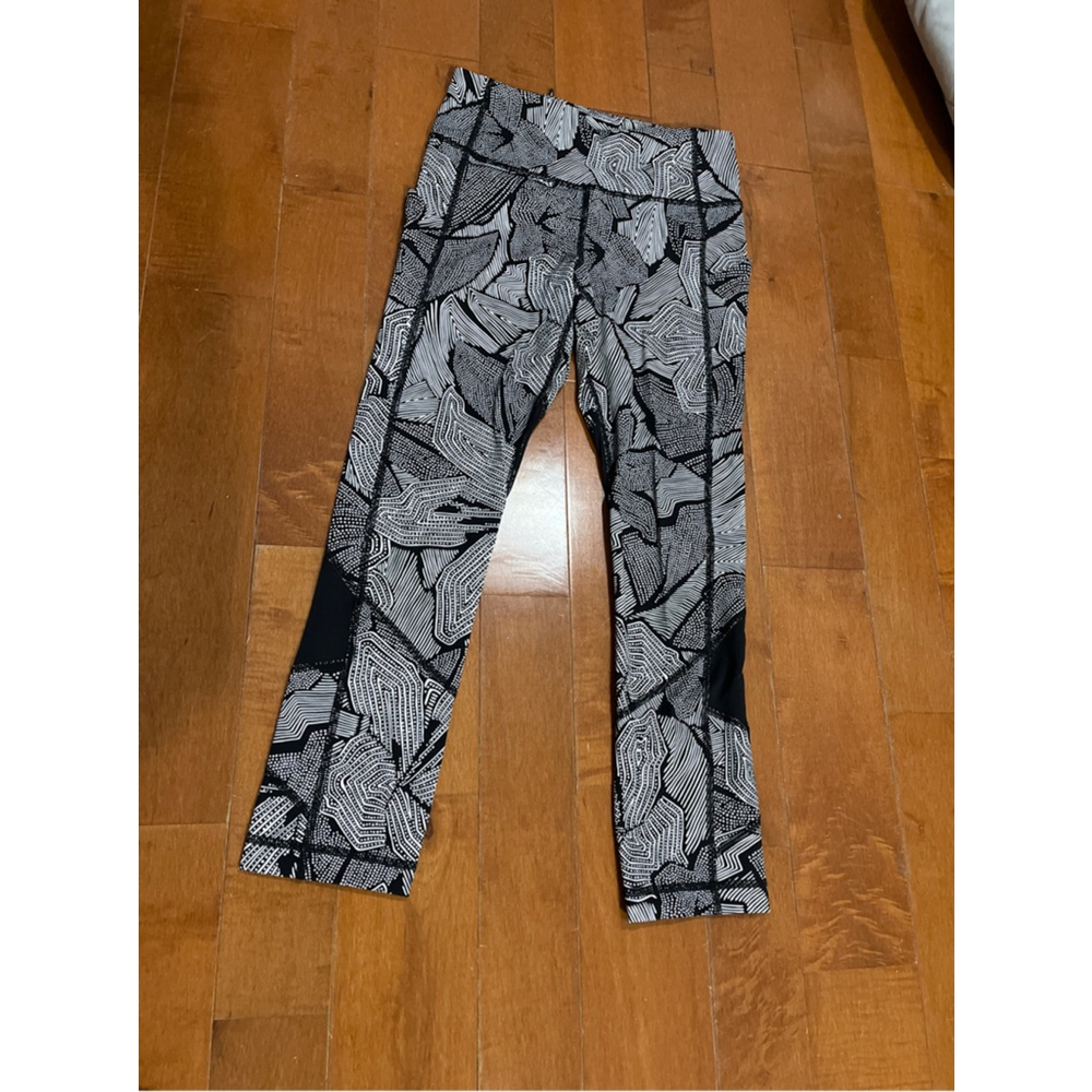 Women's Lululemon Black & White Geometric Patterned Leggings Size 2